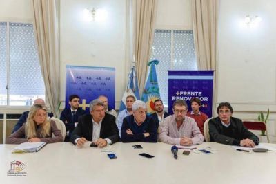 El massismo present� sus modificaciones para el Presupuesto 2017 bonaerense y pidi� por el bono de fin de a�o