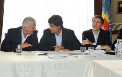 Reuni�n en Tigre, c�nclave en suspenso y apuro en el Senado por sacar el Presupuesto