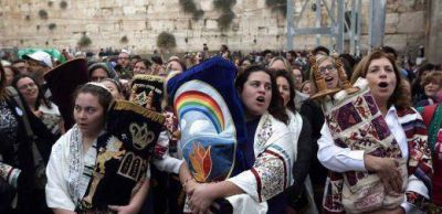 Por primera vez en la historia las mujeres rezaron con rollos de la Tor� en el Muro de los Lamentos