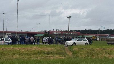 Acuerdo entre las autoridades y trabajadores del Mercado Frutihort�cola de la ruta 226