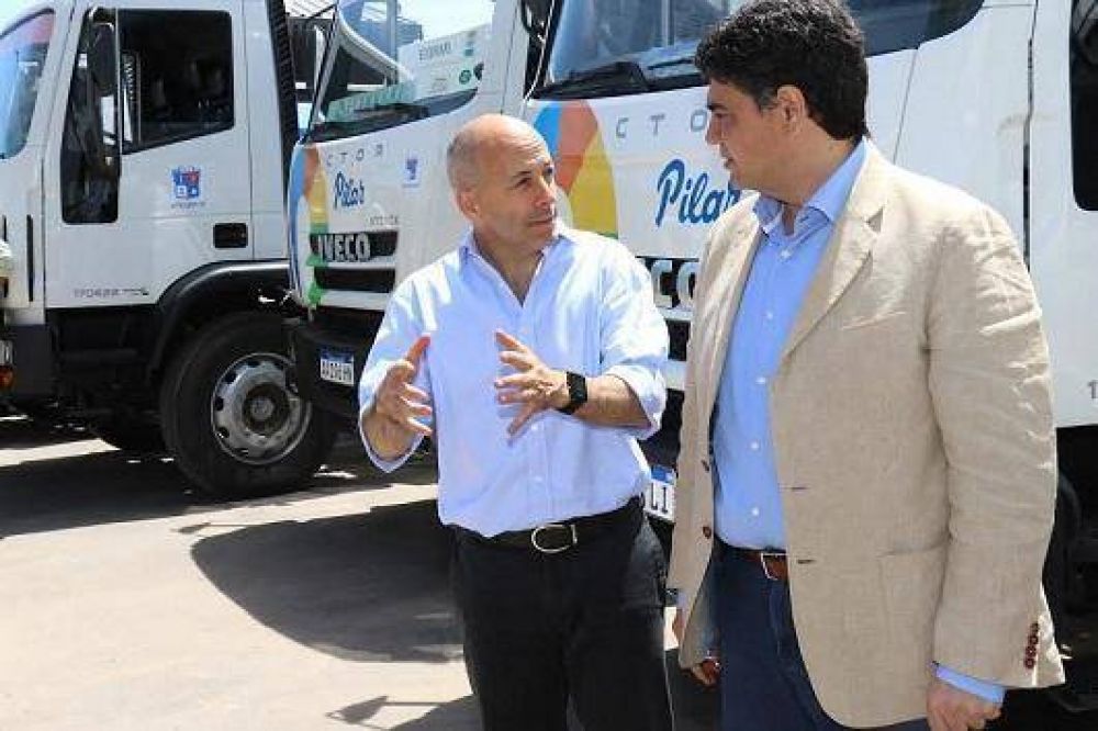 Ducot� y Jorge Macri presentaron maquinarias para obras en Pilar