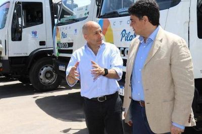 Ducot� y Jorge Macri presentaron maquinarias para obras en Pilar