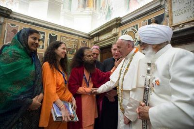 El Papa pide favorecer “el encuentro pacífico entre los creyentes” y una “libertad religiosa real”