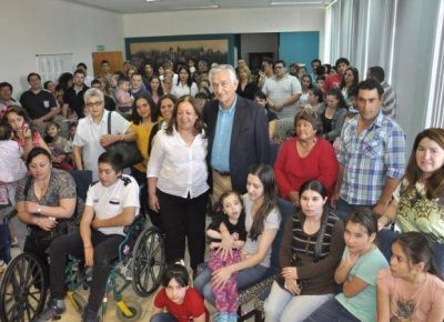 Sorpresas y emoci�n: 140 familias recibieron las llaves de sus casas