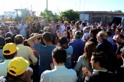 El gobernador puso en marcha la pavimentaci�n de 350 cuadras en el Barrio Eva Per�n