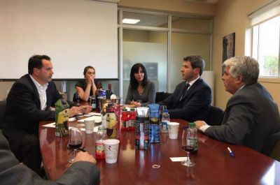 Expectativa por la venta de vino y aceite a Canad�
