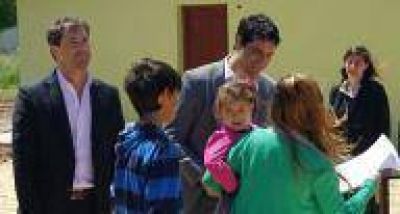 Diputado Maximiliano Abad visit� General Guido para participar de la entrega de viviendas provinciales