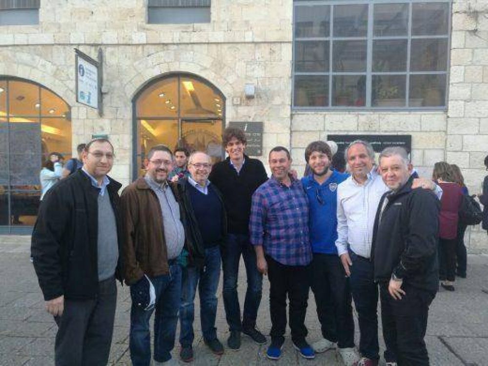 Directivos y rabinos del Movimiento Conservador Masorti junto a Martn Lousteau