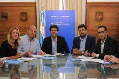 Garc�a De Luca firm� convenios de h�bitat con municipios de la Provincia