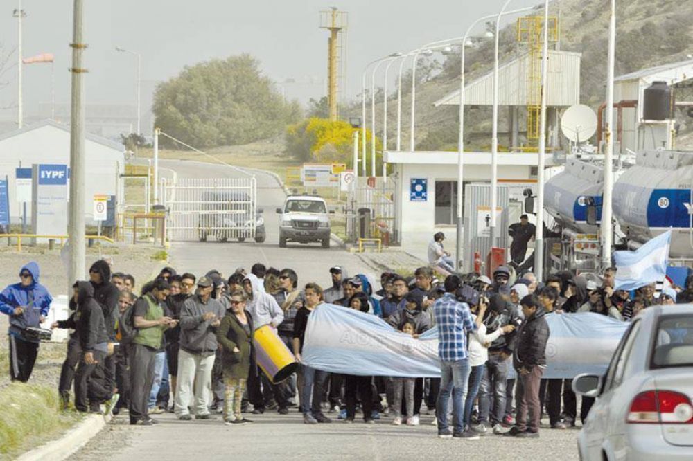 Trabajadores de Guilford bloquean el acceso a la playa de tanques de KM 3