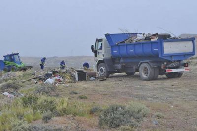 Contin�an las tareas de limpieza y saneamiento de basurales clandestinos