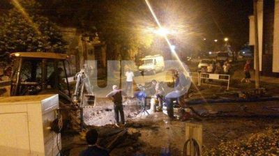 Assa trabaja intensamente en la reparaci�n de una ca�er�a en Candioti Sur