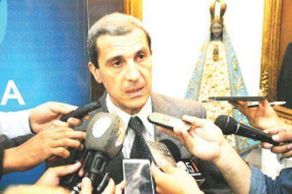 Gobierno detall� el presupuesto y asegur� aumentos salariales