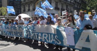 Docentes privados cordobeses rechazan el bono y van por reapertura de paritarias