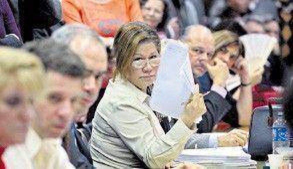 Gritos y tensiones en el plenario de comisiones