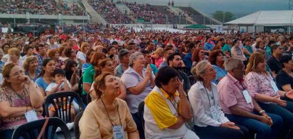 Una multitud presenci� la primera jornada del padre Dar�o Betancourt