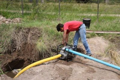 Comenz� la limpieza y entubamiento del canal de la calle 'Profesor Castell�', en inmediaciones de la ENET