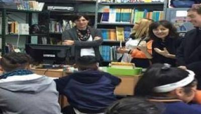 Campa�a con gesti�n, Santilli y Soledad Acu�a entregan netbooks