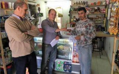Avelino Zurro entreg� nuevos subsidios a vecinos de Pehuaj�