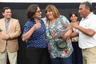 Corpacci entreg� escrituras en la zona sur