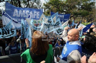 Los docentes inician un paro de 48 horas con una movilizaci�n