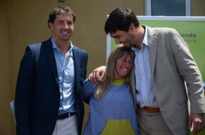 Galli entreg� viviendas a familias de Olavarria