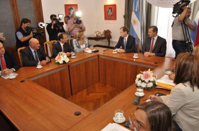 Los tres poderes del Estado coincidieron en �articular redes� para evitar los femicidios 