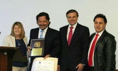 Distinguen en el Senado de la Naci�n a S�enz por su aporte a la sociedad