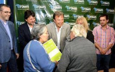 Cascallares entreg� escrituras a vecinos de Almirante Brown