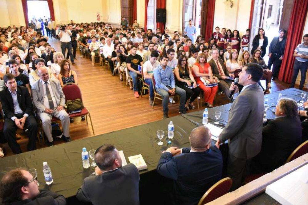 Casas pidi� a los j�venes que aprovechen las herramientas para que puedan crecer y emprender sus propios sue�os