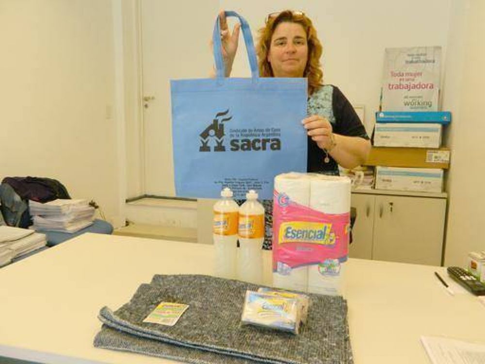 El Sindicato de Amas de Casa  de Avellaneda present una canasta con alimentos y artculos de limpieza promocional