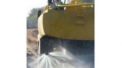 La comuna realiz� el riego de calles y espacios verdes
