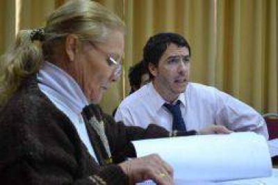 Aprobaron ley de Berhongaray: los autos deben circular siempre con las luces bajas prendidas