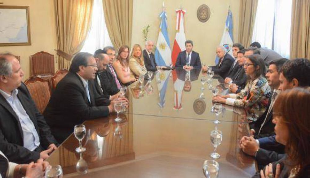 Embajador polaco visit� a U�ac y fue declarado Hu�sped Oficial