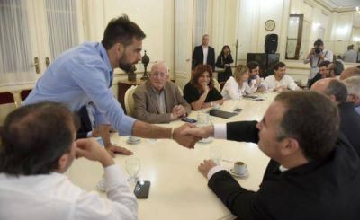 El peronismo se abroquela y enfrenta a la alianza Cambiemos-massismo: �Resistir� ante las ofertas?