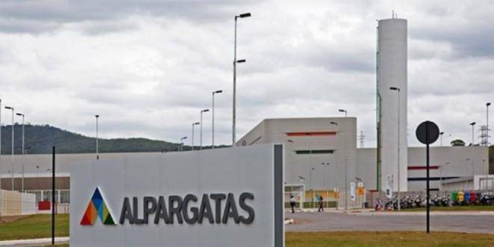Crece la crisis en Alpargatas: ahora la empresa anuncia ms de 3.600 suspensiones en cinco plantas y adelanta vacaciones