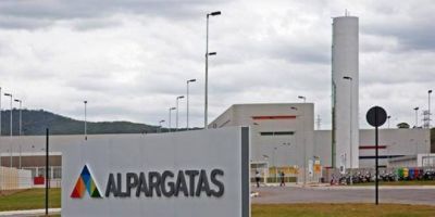 Crece la crisis en Alpargatas: ahora la empresa anuncia m�s de 3.600 suspensiones en cinco plantas y adelanta vacaciones