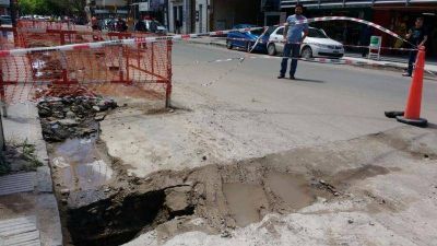 Se rompi� parte del asfalto cerca de la obra en la que muri� un obrero