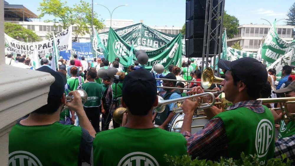 ATE march� a Casa de Gobierno y reclam� un bono de fin de a�o 