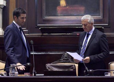 Los esc�ndalos de su esposa hacen tambalear a Mosca en la Legislatura