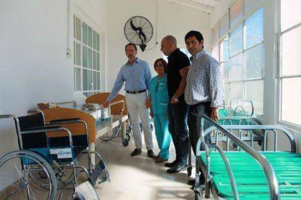 Entregaron material para rehabilitaci�n y ortopedia al Hospital Municipal de Carlos Casares