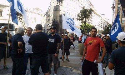 Caos y pi�as en la Legislatura por una protesta de trabajadores de Garages