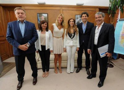 La Gobernadora firm� importantes convenios en beneficio de nueve localidades del interior