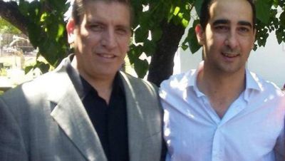 Funcionario de Tagliaferro, de un lado y del otro del mostrador