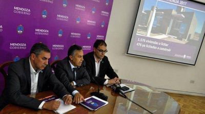 Cornejo abri� la licitaci�n para construir 1500 viviendas y anunci� un plan para los pr�ximos tres a�os