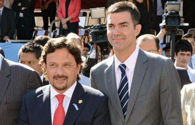 Le cubre la espalda