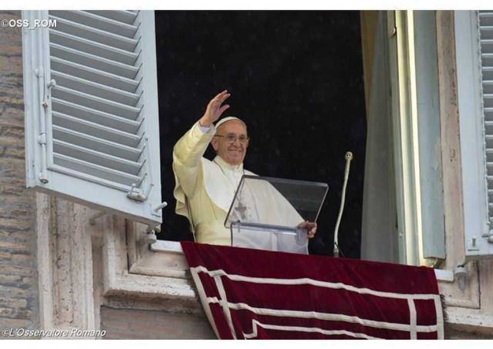 Permanecer firmes en el Se�or, caminar en la esperanza, trabajar para construir un mundo mejor: el Papa en el �ngelus