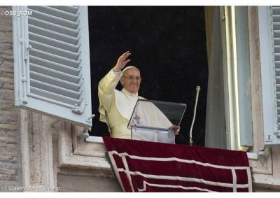 Permanecer firmes en el Se�or, caminar en la esperanza, trabajar para construir un mundo mejor: el Papa en el �ngelus
