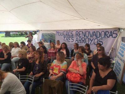 Mujeres y j�venes massistas, reunidos en un encuentro en Su�rez