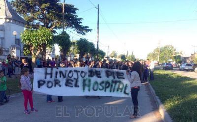 M�s de cien personas se movilizaron por el Hospital de Hinojo